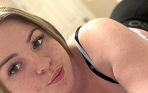Chubby OnlyFans cam babe flaunts her juicy tits while taking selfies